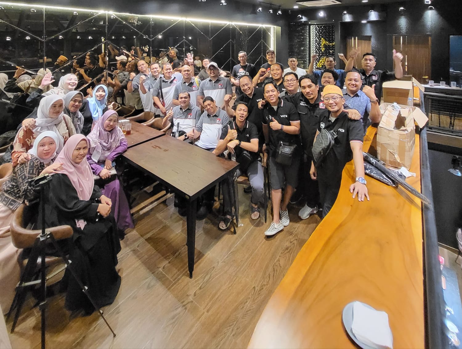 Komunitas Voxy Club Indonesia (VCI) Bukber Bersama Anak Yatim, GR Enthusiast dan Toyota Carbon Fighter, Selipkan Edukasi Teknologi